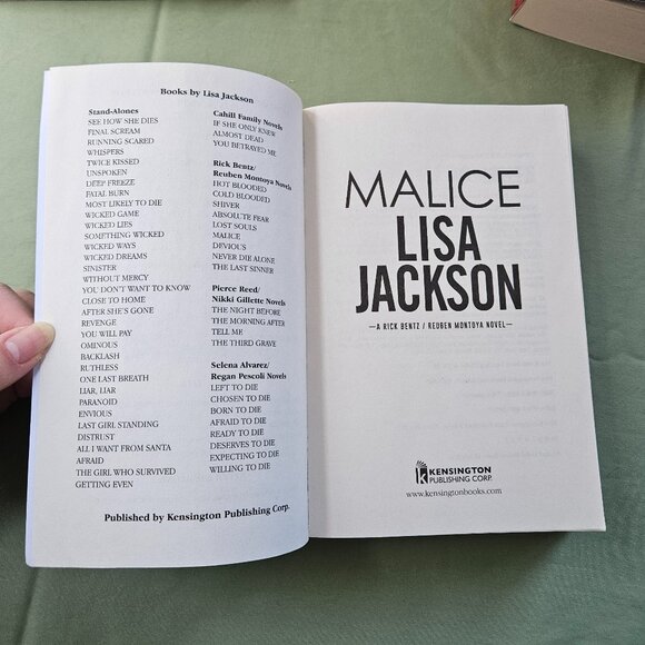 Lisa Jackson - The Last Sinner, Lost Souls, Malice - Set of 3 Paperback Books - Picture 9 of 15